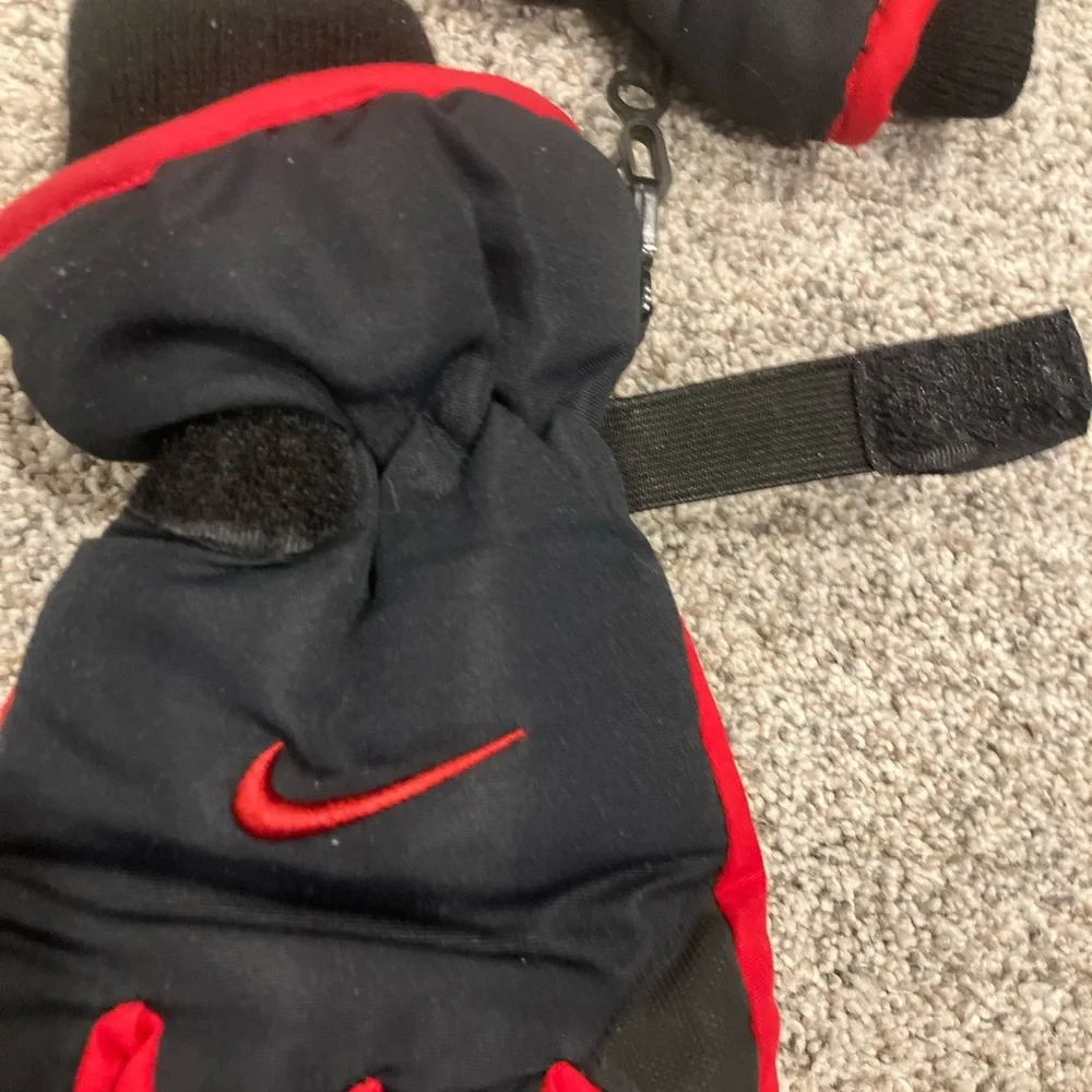 Nike Youth Insulated Ski Gloves Winter Red And Black Spring break